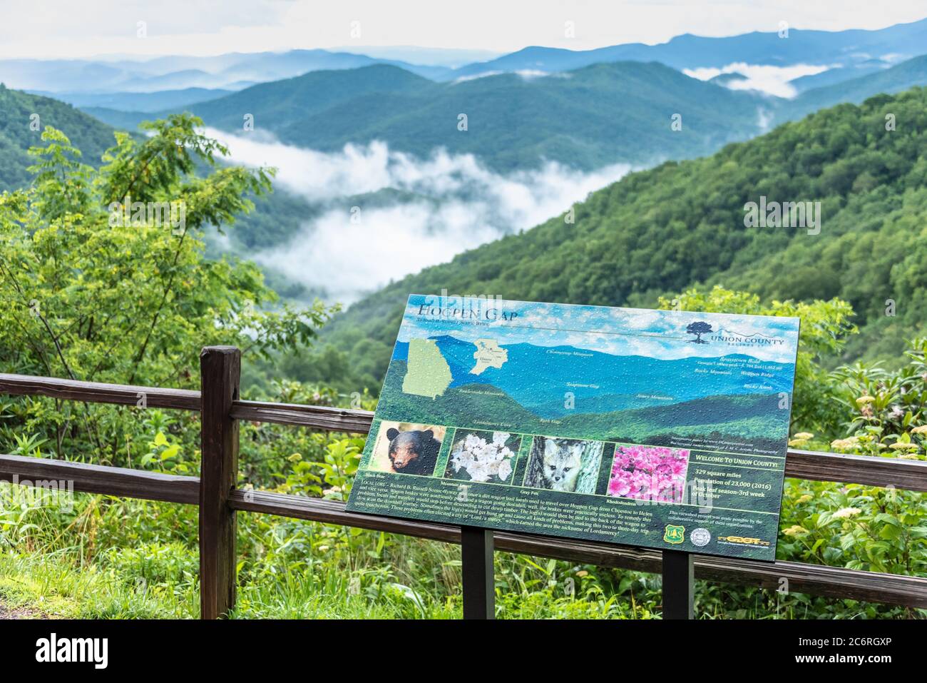 Nuvole che pendono in basso nelle Blue Ridge Mountains, viste dalla Hog Pen Gap si affacciano lungo la Richard B. Russell Scenic Highway nella Georgia del Nord. (STATI UNITI) Foto Stock