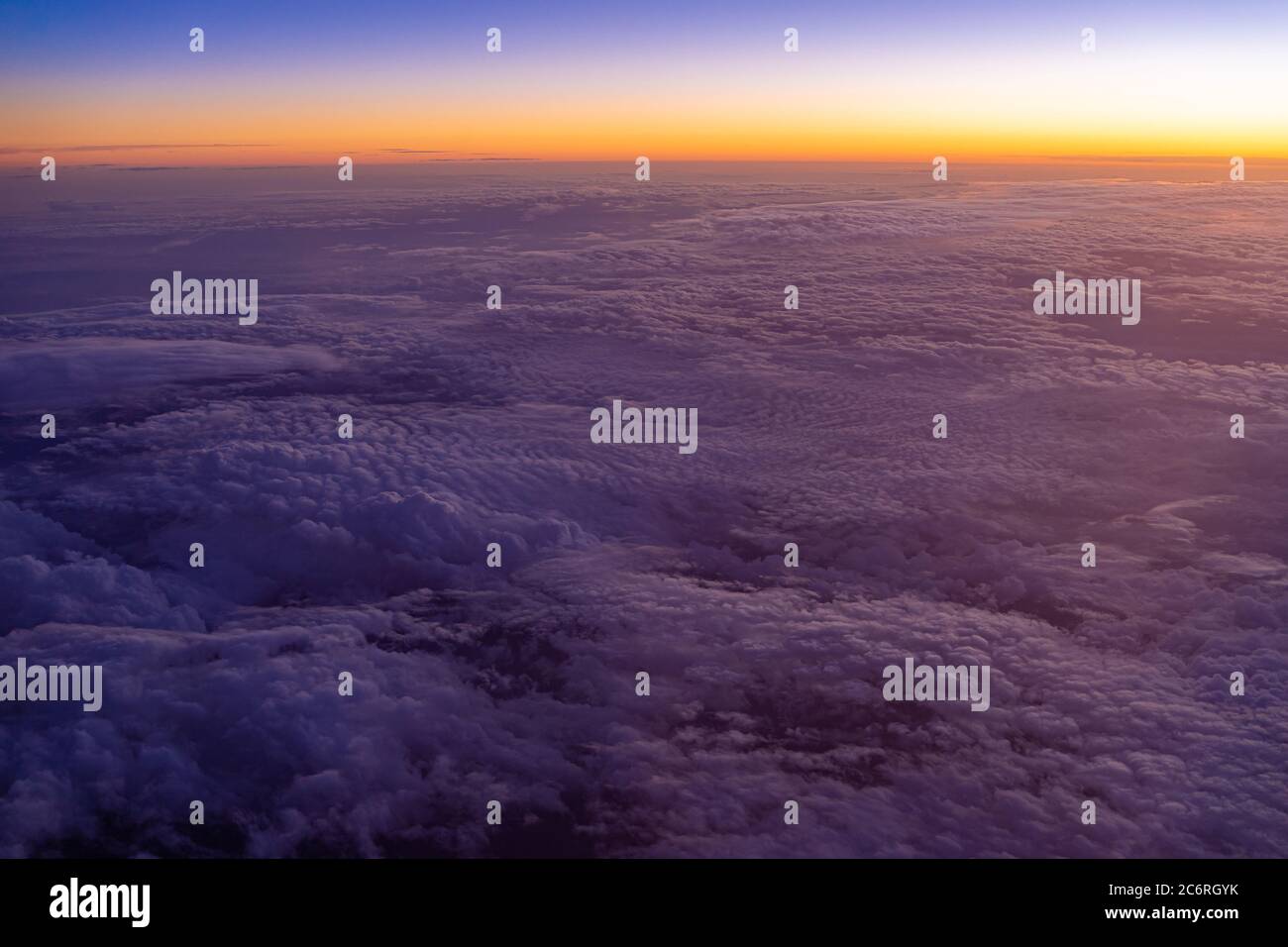 Vista aerea delle nuvole ad alta quota durante il tramonto Foto Stock