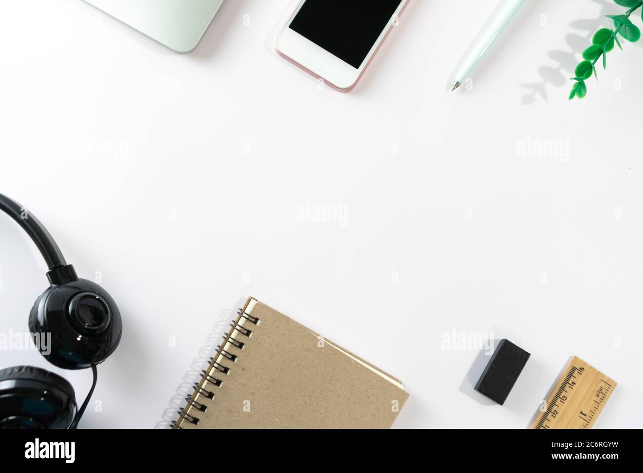 Scrivania da tavolo da ufficio con vista dall'alto e disposizione piatta. Area di lavoro con spazio di copia vuoto, i materiali decorano come cornice su sfondo bianco o color pastello. Foto Stock