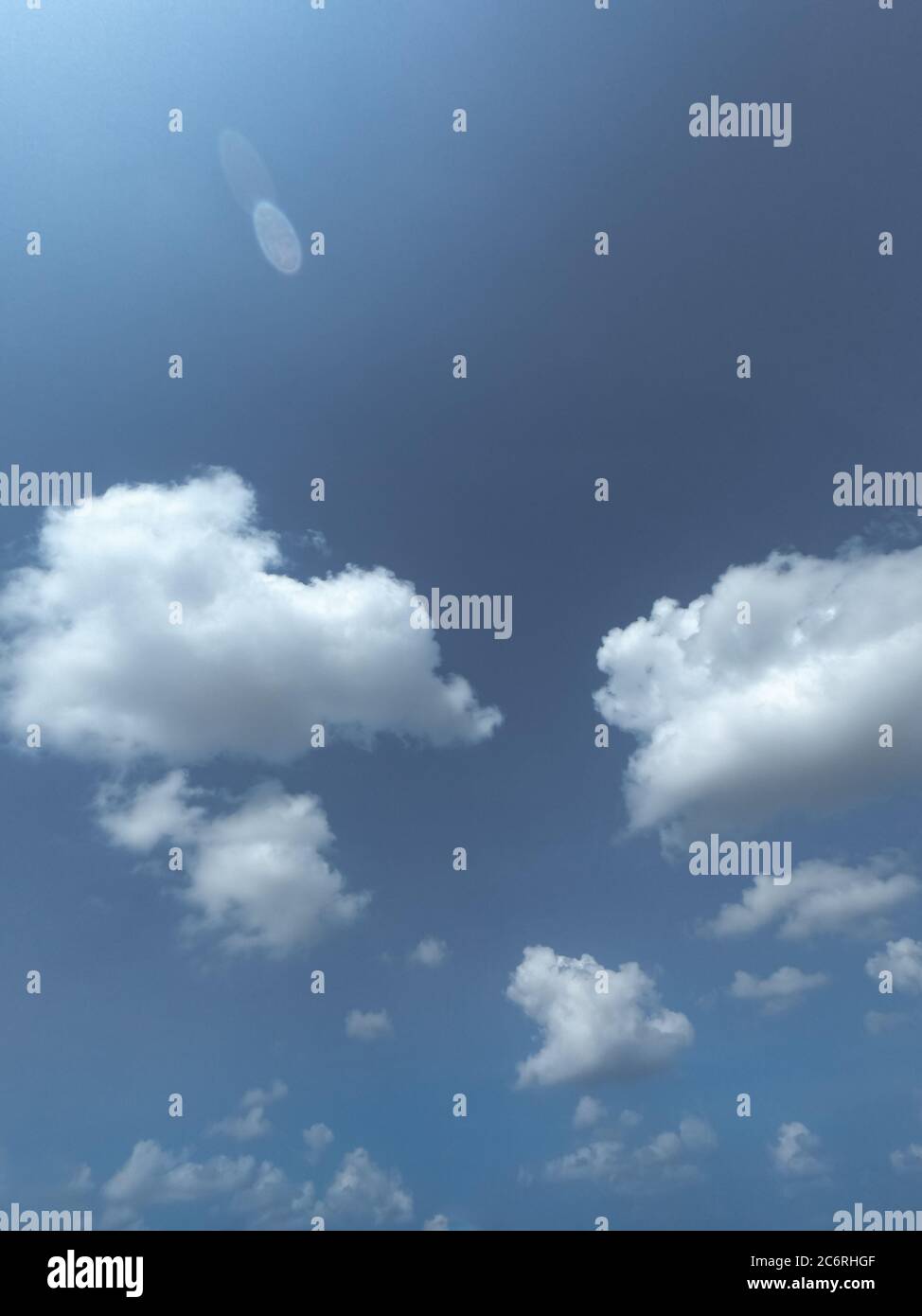 Un cielo blu con nuvole Foto Stock