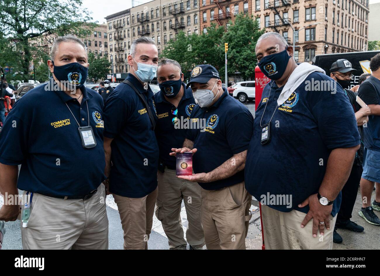 New York, Stati Uniti. 11 Luglio 2020. I membri della ChPlain Federation partecipano al rally Occupy Corner di East Harlem in risposta alla violenza sulle armi a New York il 11 luglio 2020. La violenza sulle armi nel 2020 ha registrato un aumento di oltre il 100% a New York, soprattutto nei quartieri con un alto tasso di povertà e un alto livello di casi COVID-19. Attivisti della comunità e dipartimento di polizia hanno fatto sì che la loro presenza in queste aree sia cessata la violenza sulle armi. (Foto di Lev Radin/Sipa USA) Credit: Sipa USA/Alamy Live News Foto Stock