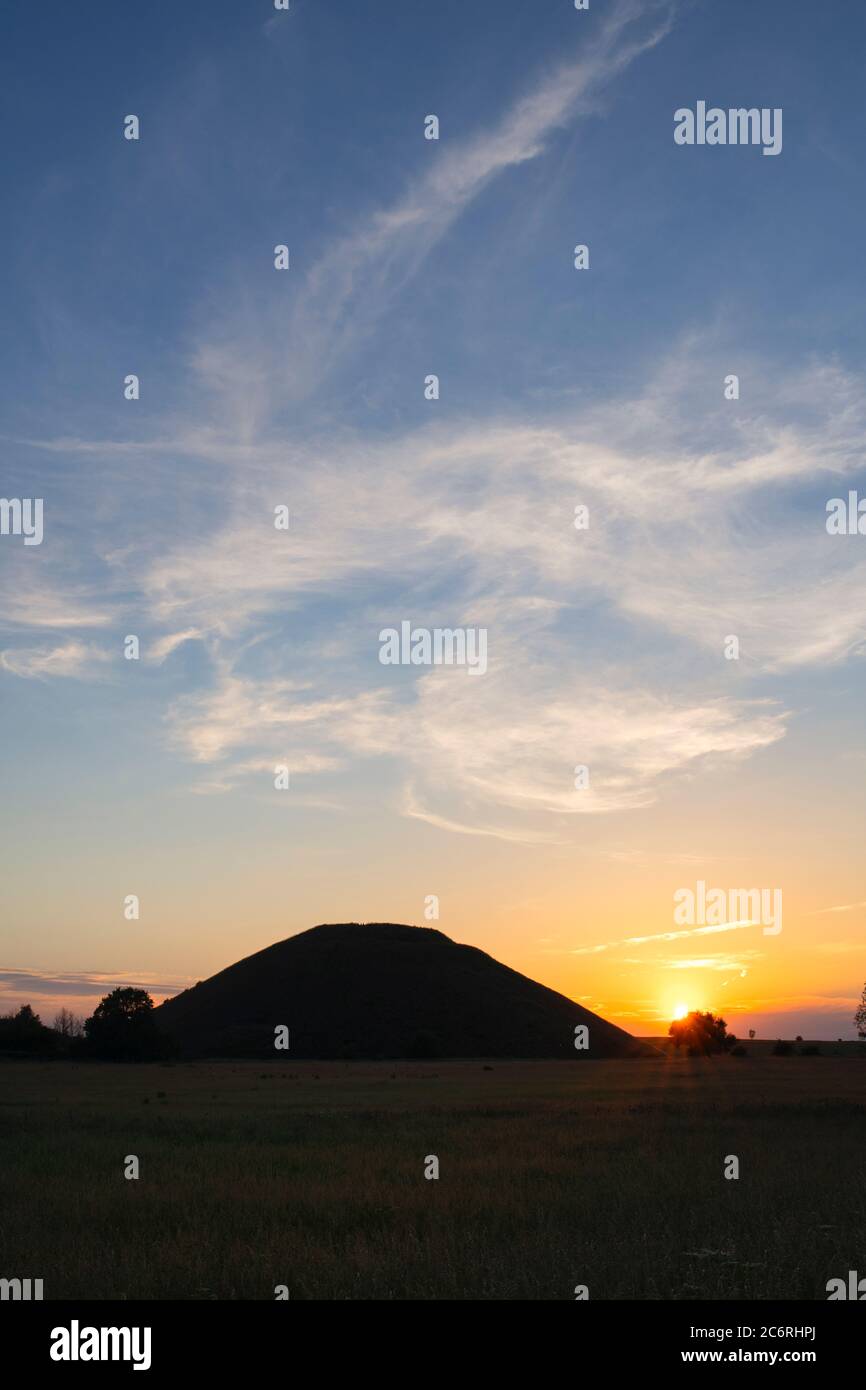 Silbury Hill in estate al tramonto. Avebury, Wiltshire, Inghilterra Foto Stock