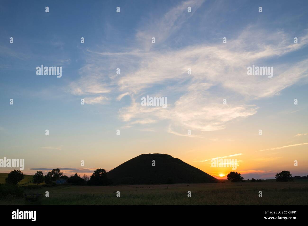 Silbury Hill in estate al tramonto. Avebury, Wiltshire, Inghilterra Foto Stock