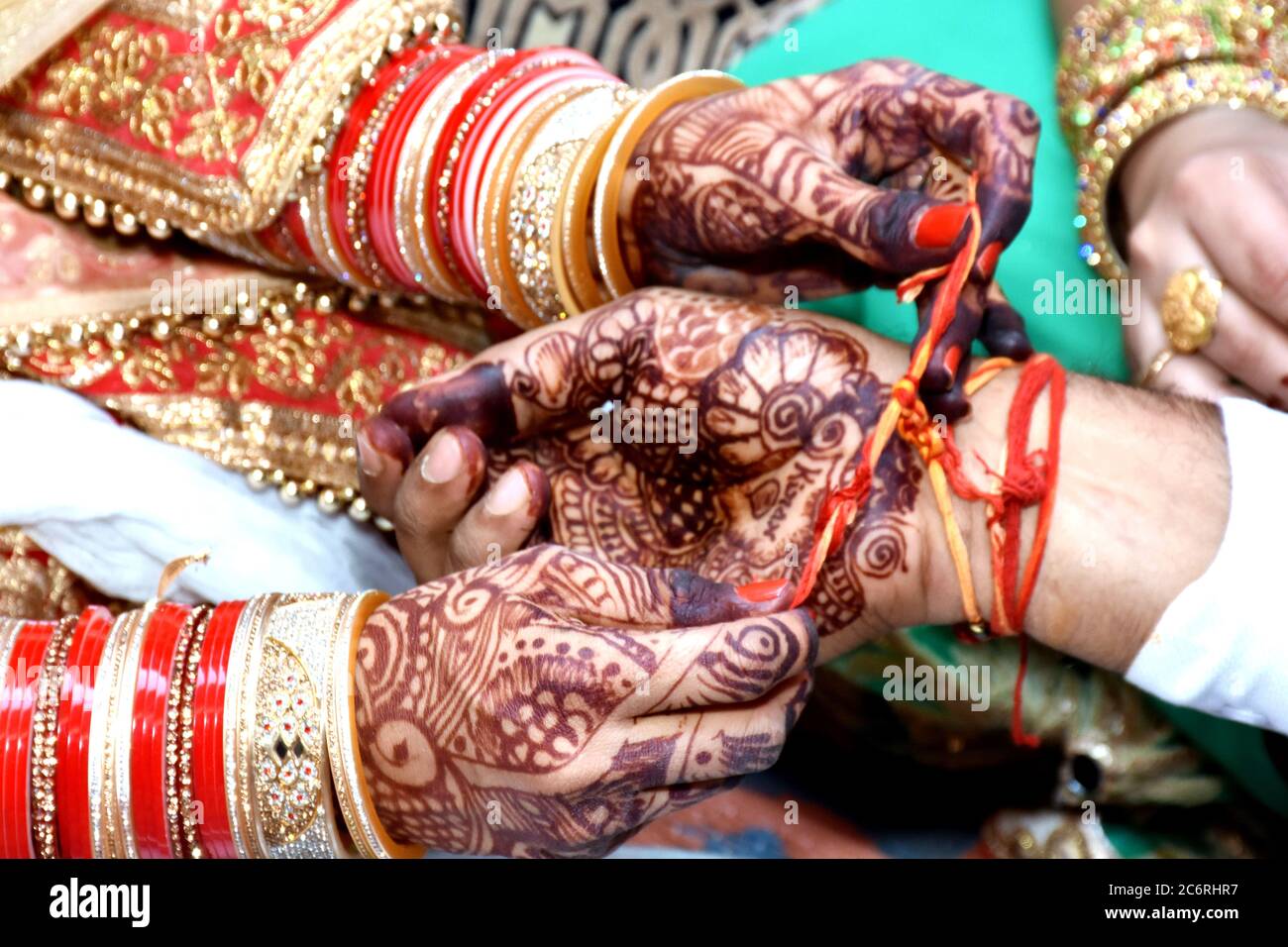 Coppia indiana gioco gioco gioco di pesca anello nella cerimonia nuziale dell'India Foto Stock Coppia indiana gioco gioco gioco di pesca anello nella cerimonia nuziale dell'India Foto Stock