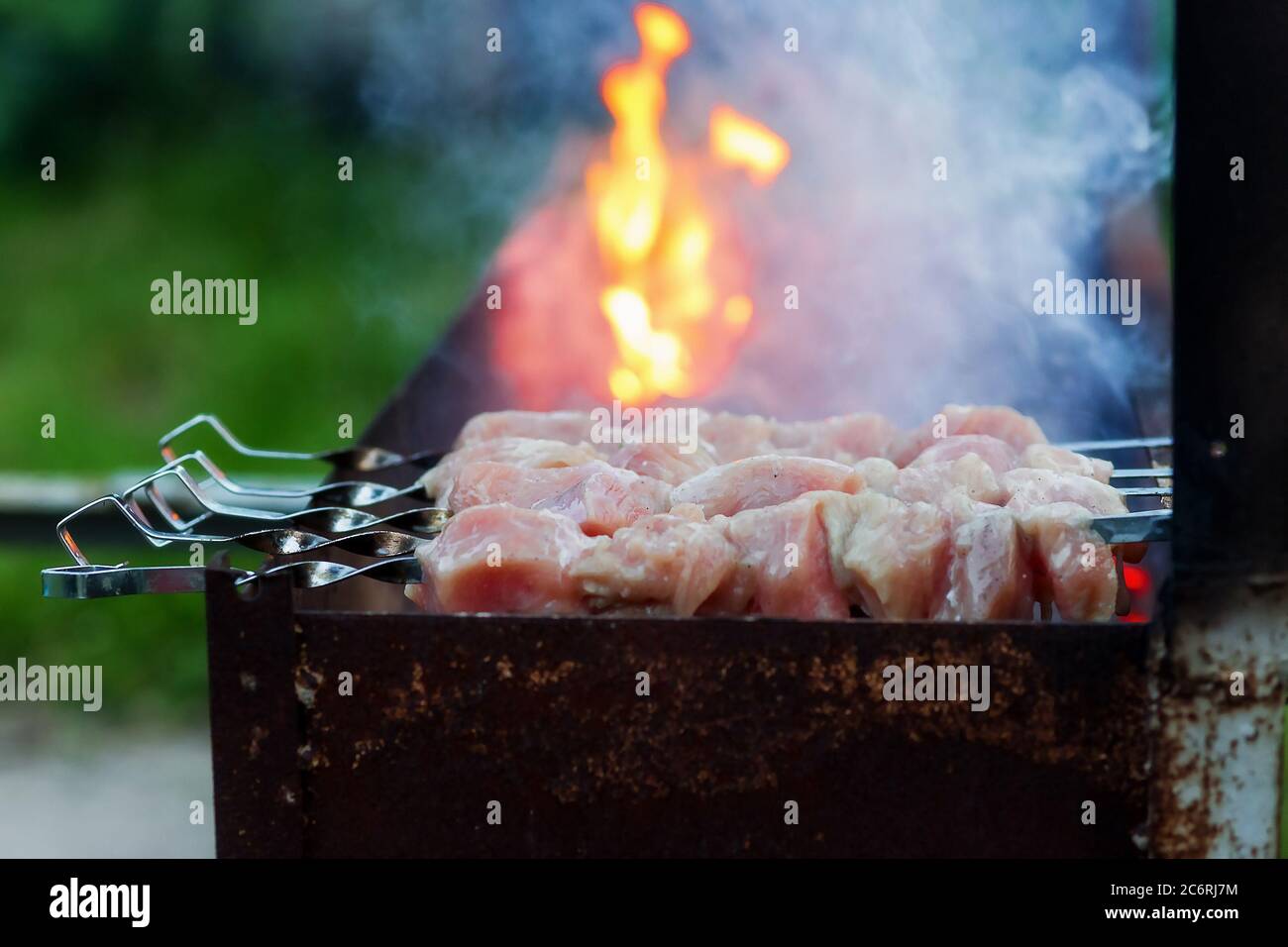 Appetitoso carne cruda spianare kebab preparare su un grill legno coa Foto Stock