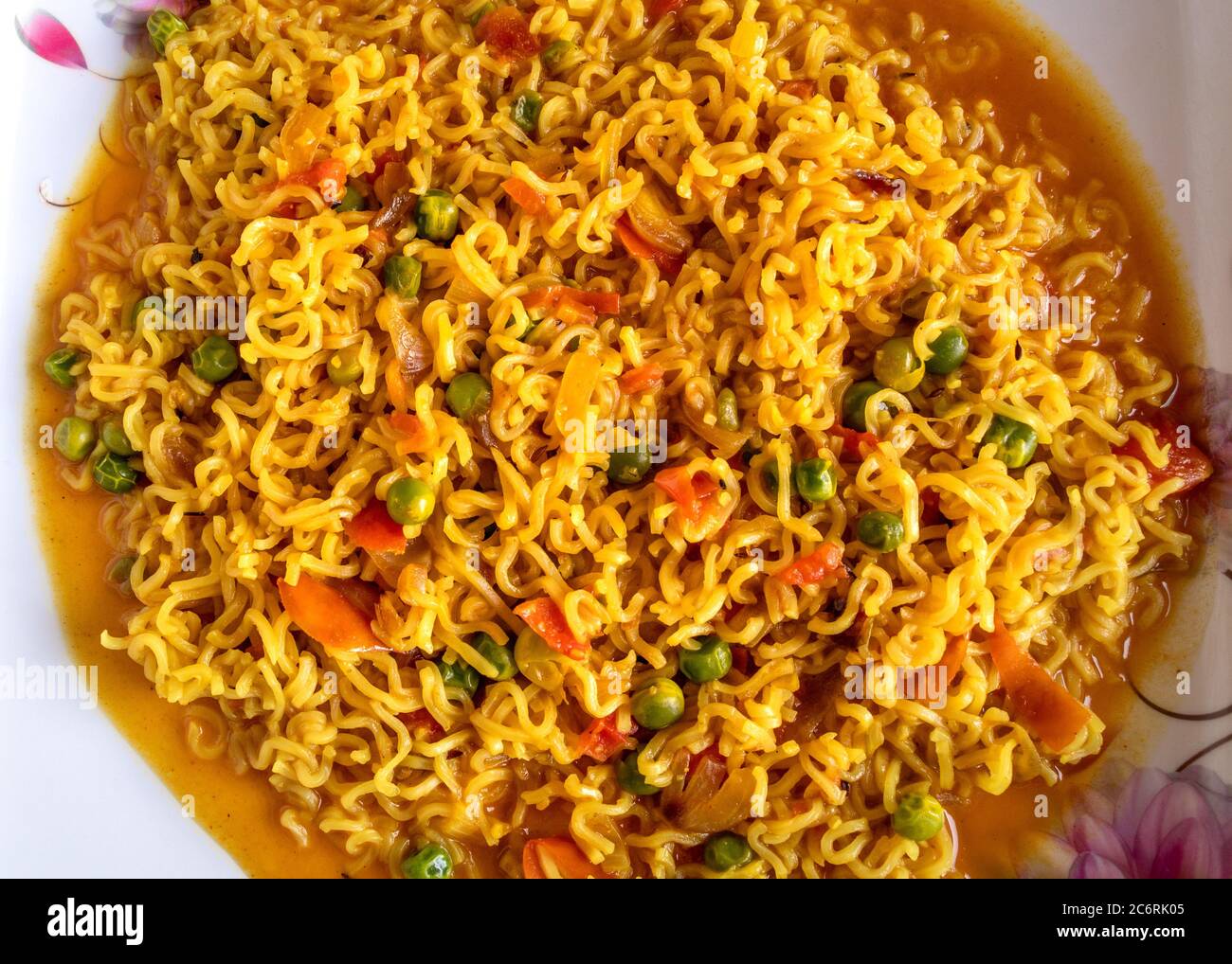 Spiccati tagliatelle fritte istantanee, primo piano dall'alto Foto Stock