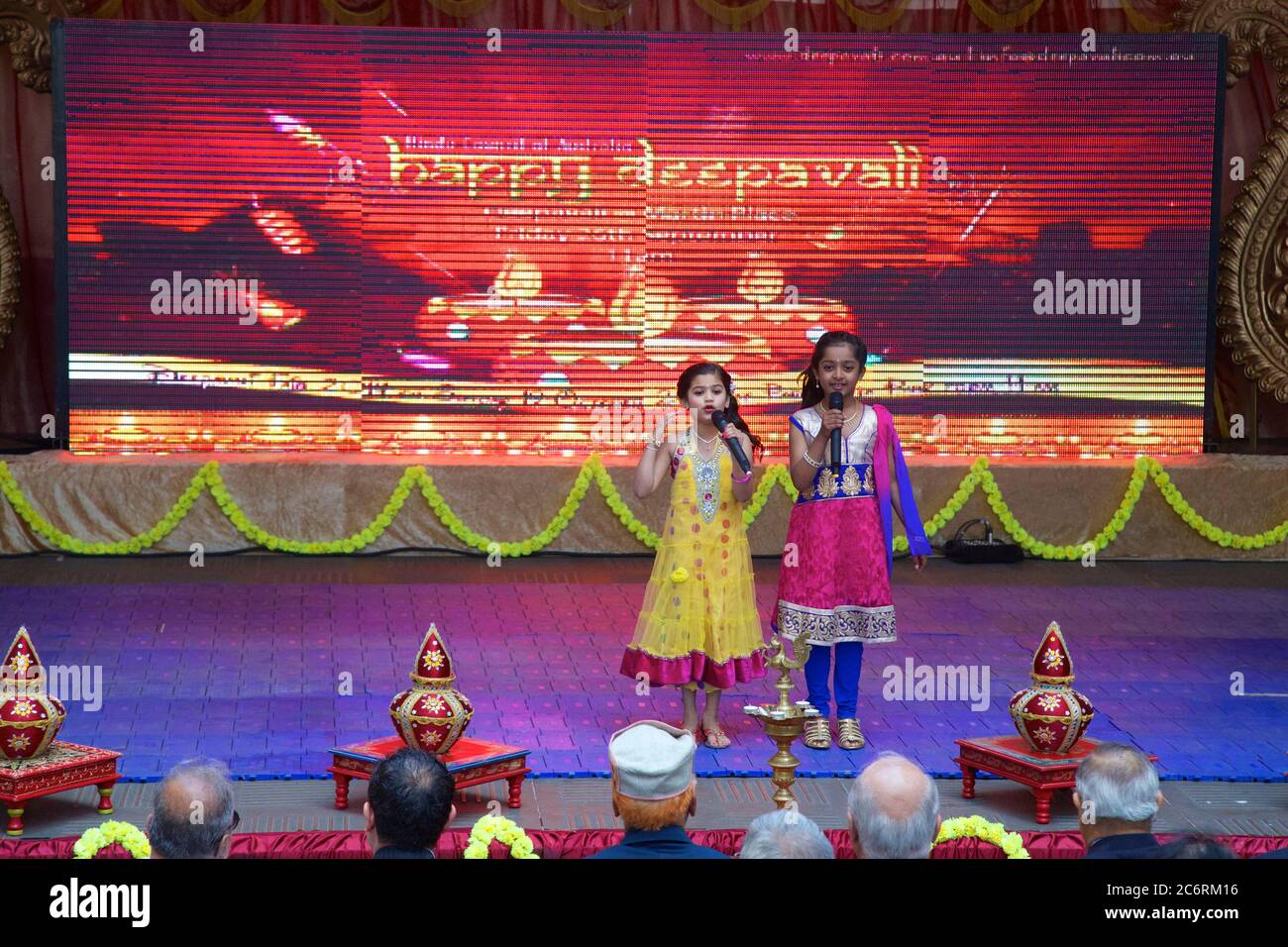 Il festival indiano di Deepavali evento a Martin Place, Sydney è stato MC’d da due ragazze. Foto Stock