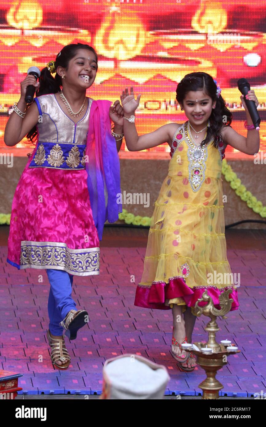 Il festival indiano di Deepavali evento a Martin Place, Sydney è stato MC’d da due ragazze. Foto Stock