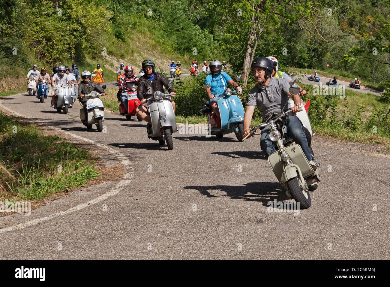 Gruppo di motociclisti che guidano scooter italiani d'epoca Lambretta e Vespa sulle colline durante il rally dei colli di Romagna, il 26 giugno 2016 a Cese Foto Stock
