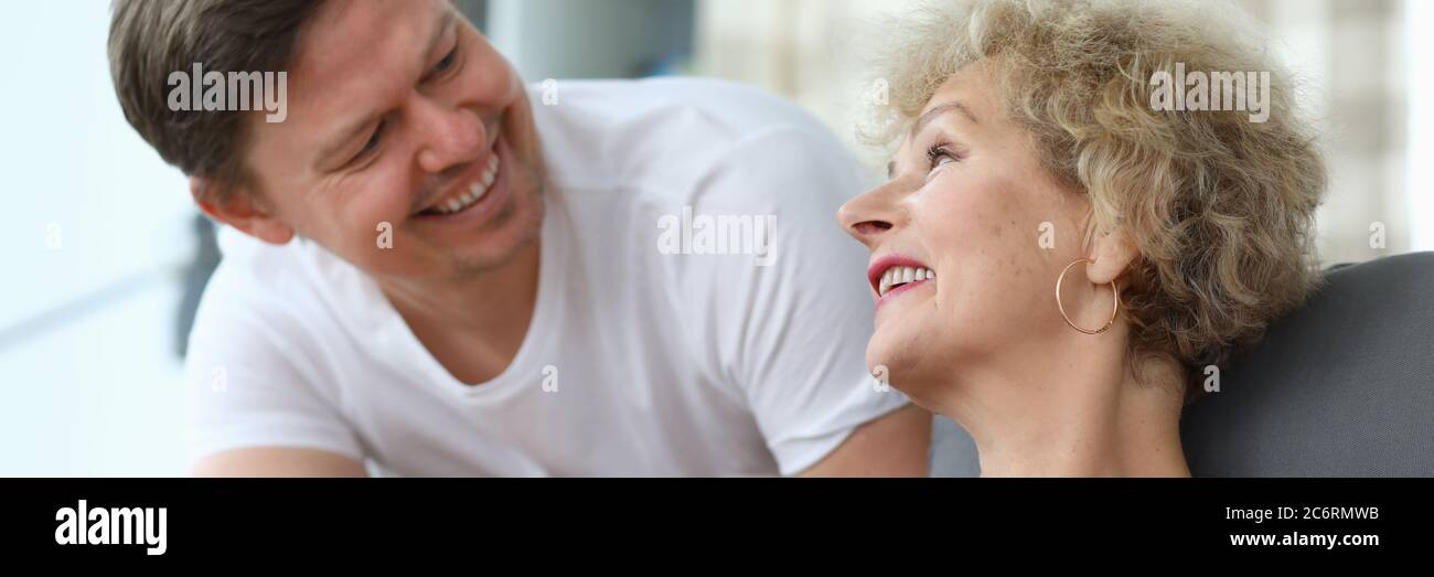 Dolce parlare tra figlio e mamma Foto Stock