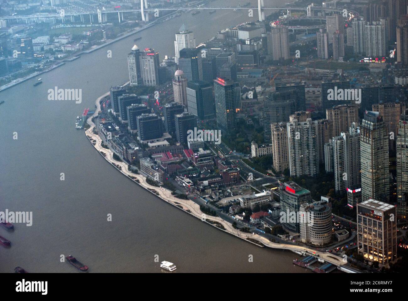Shanghai: Vista panoramica del quartiere di Huangpu e di Teh Bund dalla cima della Torre di Shanghai. Cina. Foto Stock