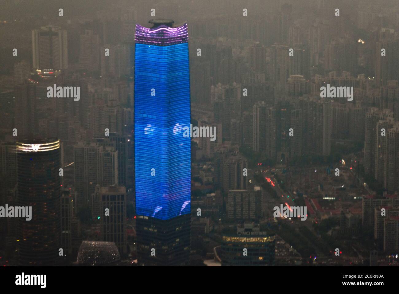 Shanghai: Vista panoramica del quartiere Huangpu di notte dalla cima della Torre di Shanghai, con grattacieli illuminati da luci LED. Cina Foto Stock