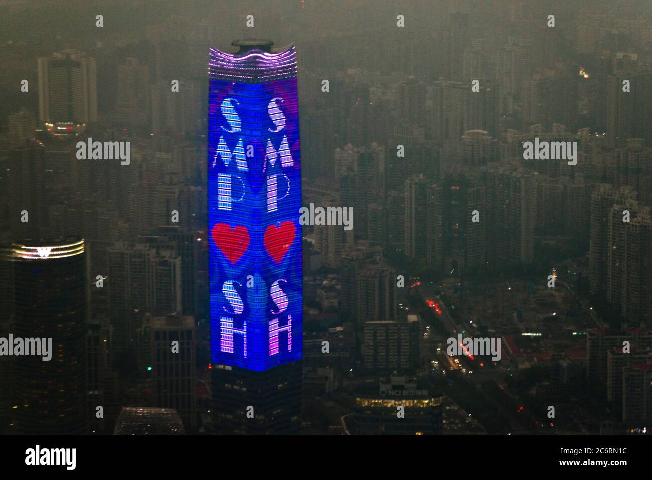 Shanghai: Vista panoramica del quartiere Huangpu di notte dalla cima della Torre di Shanghai, con grattacieli illuminati da luci LED. Cina Foto Stock