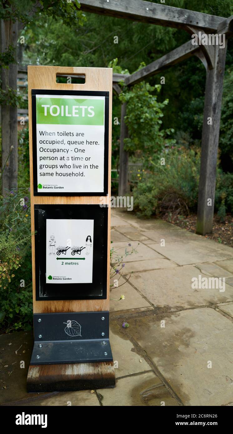 Precauzioni di distanza sociale (compreso 2 m di distanza) presso i servizi igienici dell'università di Cambridge giardino botanico, luglio 2020, a causa del coronavirus. Foto Stock