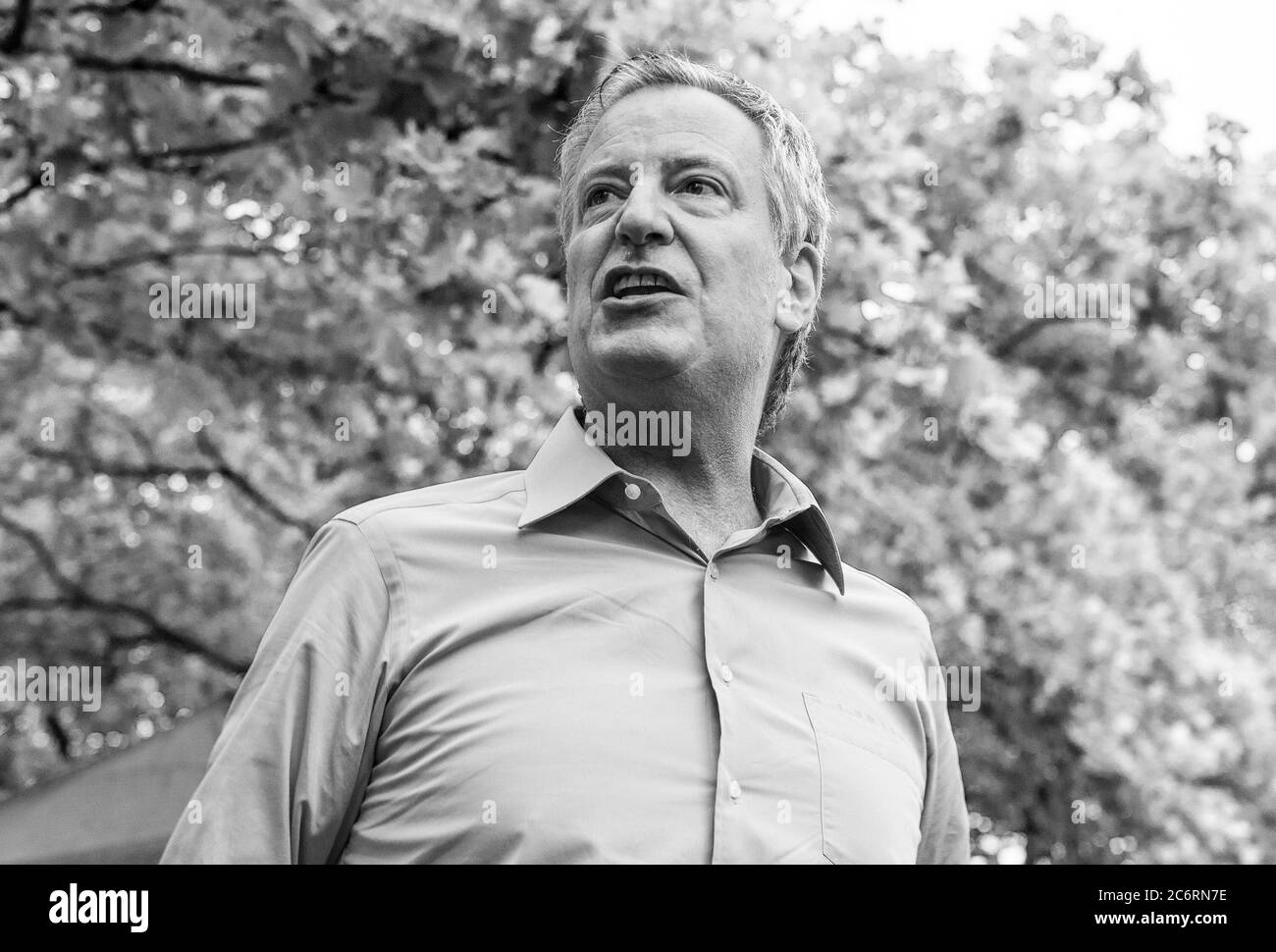 Il sindaco Bill de Blasio parla al rally Occupy the Corner di East Harlem in risposta alla violenza sulle armi. La violenza sulle armi nel 2020 ha registrato un aumento di oltre il 100% a New York, soprattutto nei quartieri con un alto tasso di povertà e un alto livello di casi COVID-19. Attivisti della comunità e dipartimento di polizia hanno fatto sì che la loro presenza in queste aree sia cessata la violenza sulle armi. Gli organizzatori del rally Occupy the Corner hanno invitato il sindaco de Blasio, il capo della polizia Jeffrey Maddrey, il senatore Brian Benjamin di New York e gli attivisti a partecipare. (Foto di Lev Radin/Pacific Press) Foto Stock