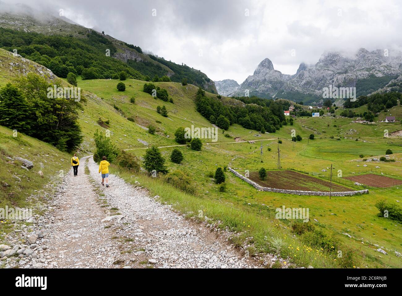 Madre e figlio camminano sulla strada sterrata sull'altopiano del lago Bukumirsko con una vista magnifica sulle montagne, Montenegro Foto Stock