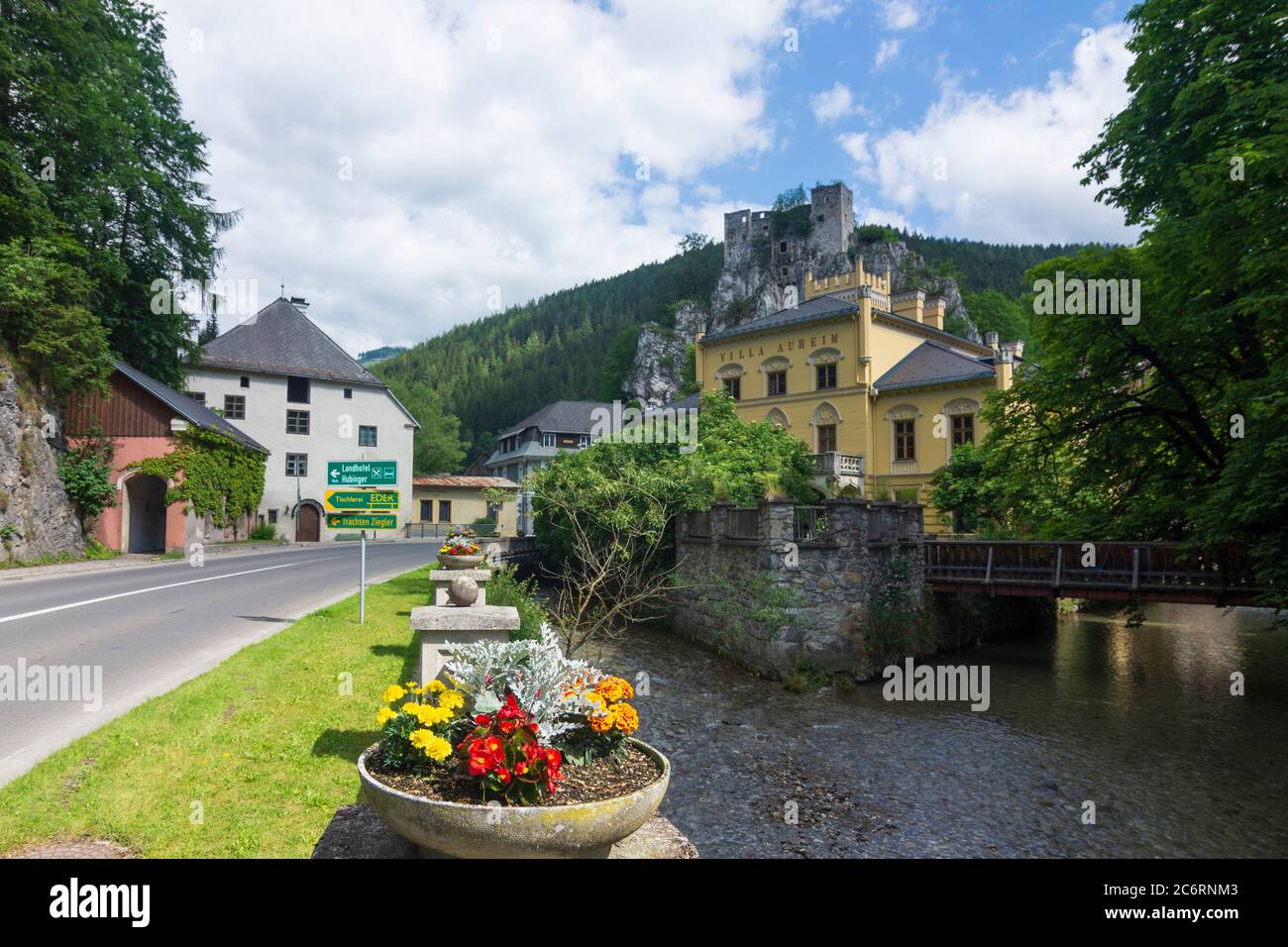 Thörl: brook Thörlbach, casa „Altes Haus" (a sinistra), Castello di Schachenstein (rovina), Villa Auheim a Hochsteiermark, Steiermark, Stiria, Austria Foto Stock