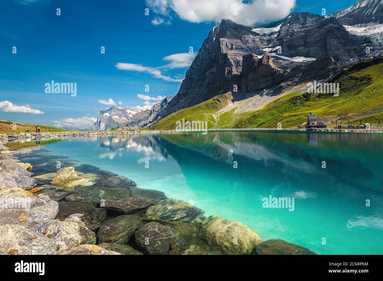 Lago pulito e incredibile con la famosa montagna Eiger. Montagne innevate con ghiacciai e lago Fallbodensee, Grindelwald, Oberland Bernese, Svizzera, UE Foto Stock