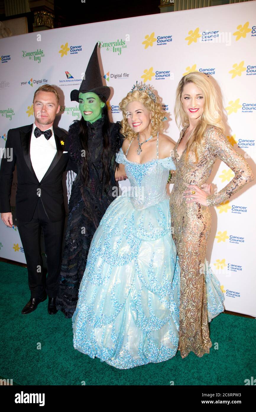 L-R: Ronan Keating, Jemma Rix, Lucy Durack e Storm Uechtritz arrivano sul tappeto verde (tappeto rosso) per Emeralds & Ivy Ball 2014 per raccogliere denaro Foto Stock