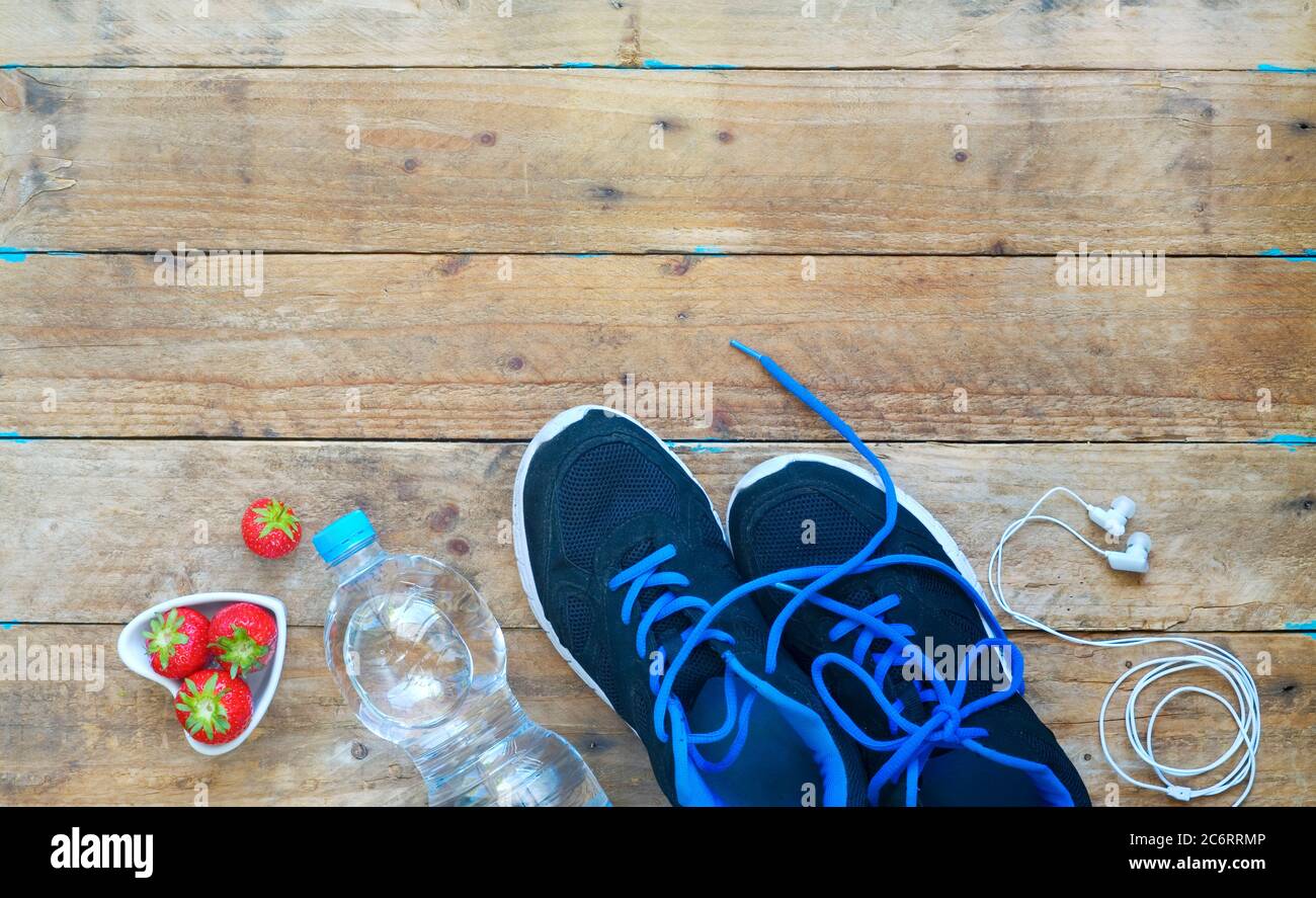 allenati in tempi di coronavirus; coppia di corridori, acqua alimentare sana, immagine concettuale Foto Stock