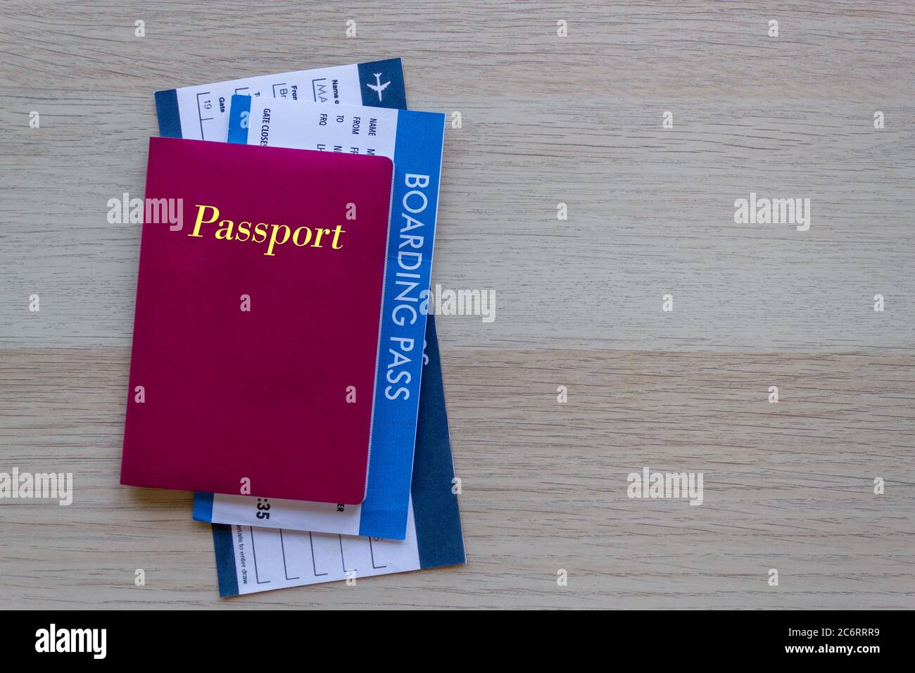 Concetto di viaggio aereo con passaporto e biglietto di volo Foto Stock