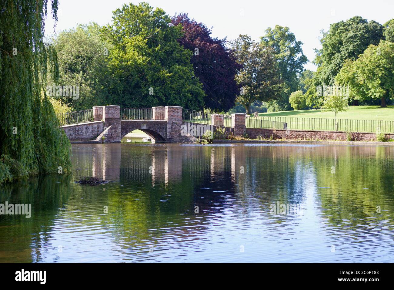 11 luglio 2020 - St Albans, Regno Unito: Lago al Verulam Park con ponte e alberi Foto Stock