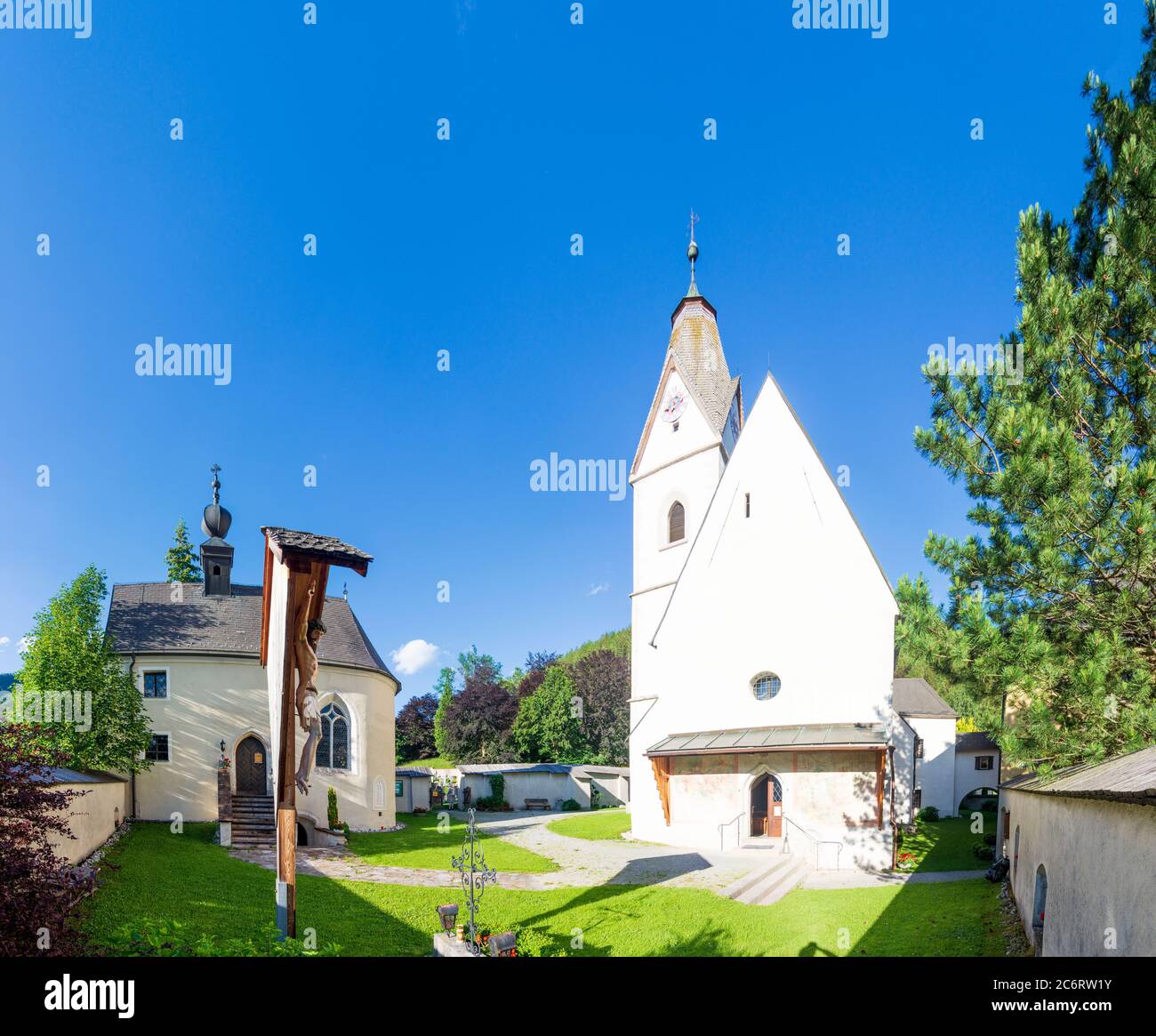 Tragöß-Sankt Katharein: chiesa, cappella Antoniuskapelle (a sinistra) a Tragöß in Hochsteiermark, Steiermark, Stiria, Austria Foto Stock