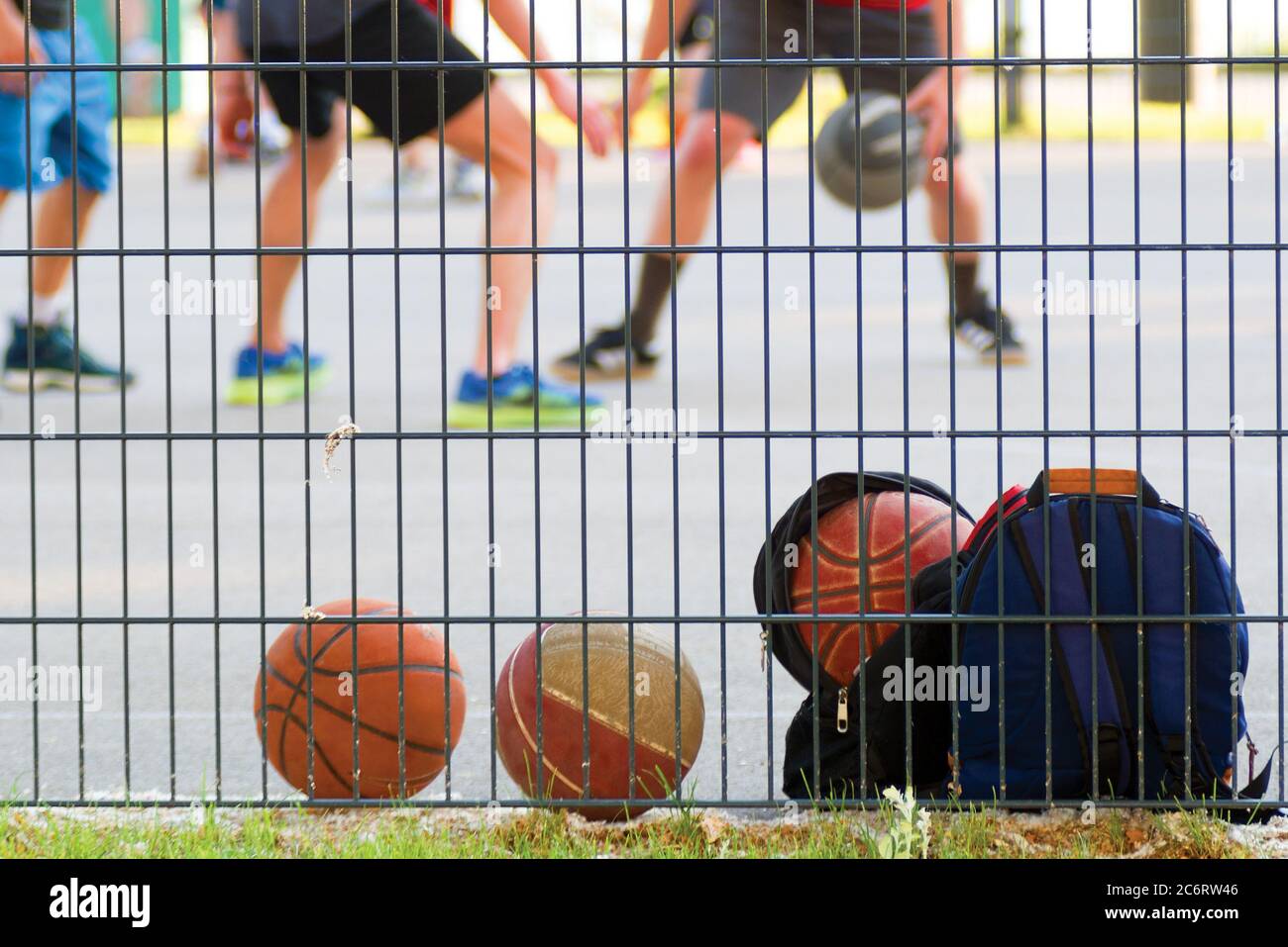 Campo da gioco di pallacanestro. Palle contro i piedi del giocatore sfocati Foto Stock