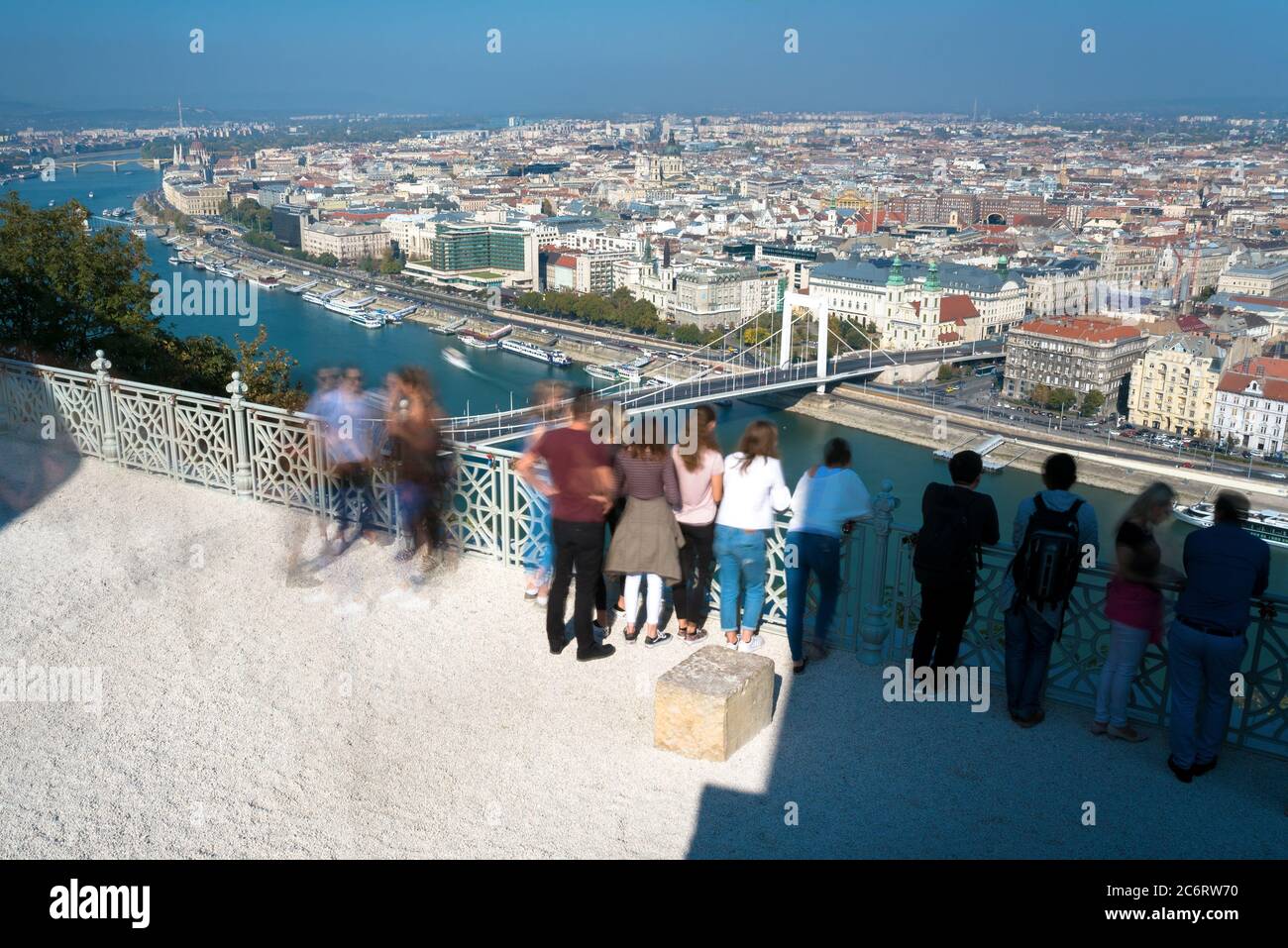 La gente guarda la vista panoramica della città dal punto di osservazione della cittadella sulla collina di Gellert, Budapest Foto Stock