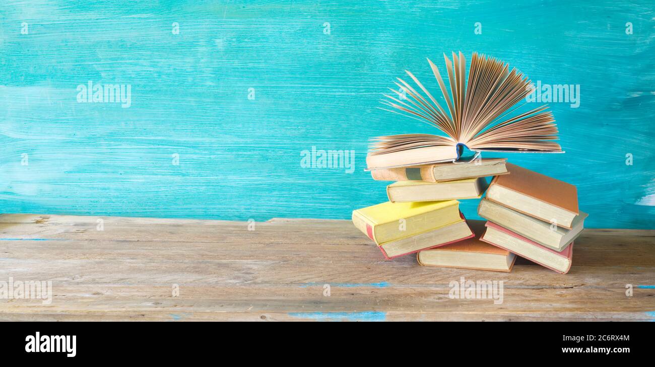 Apri il libro, la lettura, l'educazione, la letteratura, la biblioteca, il ritorno alla scuola concept.Good copy space. Foto Stock