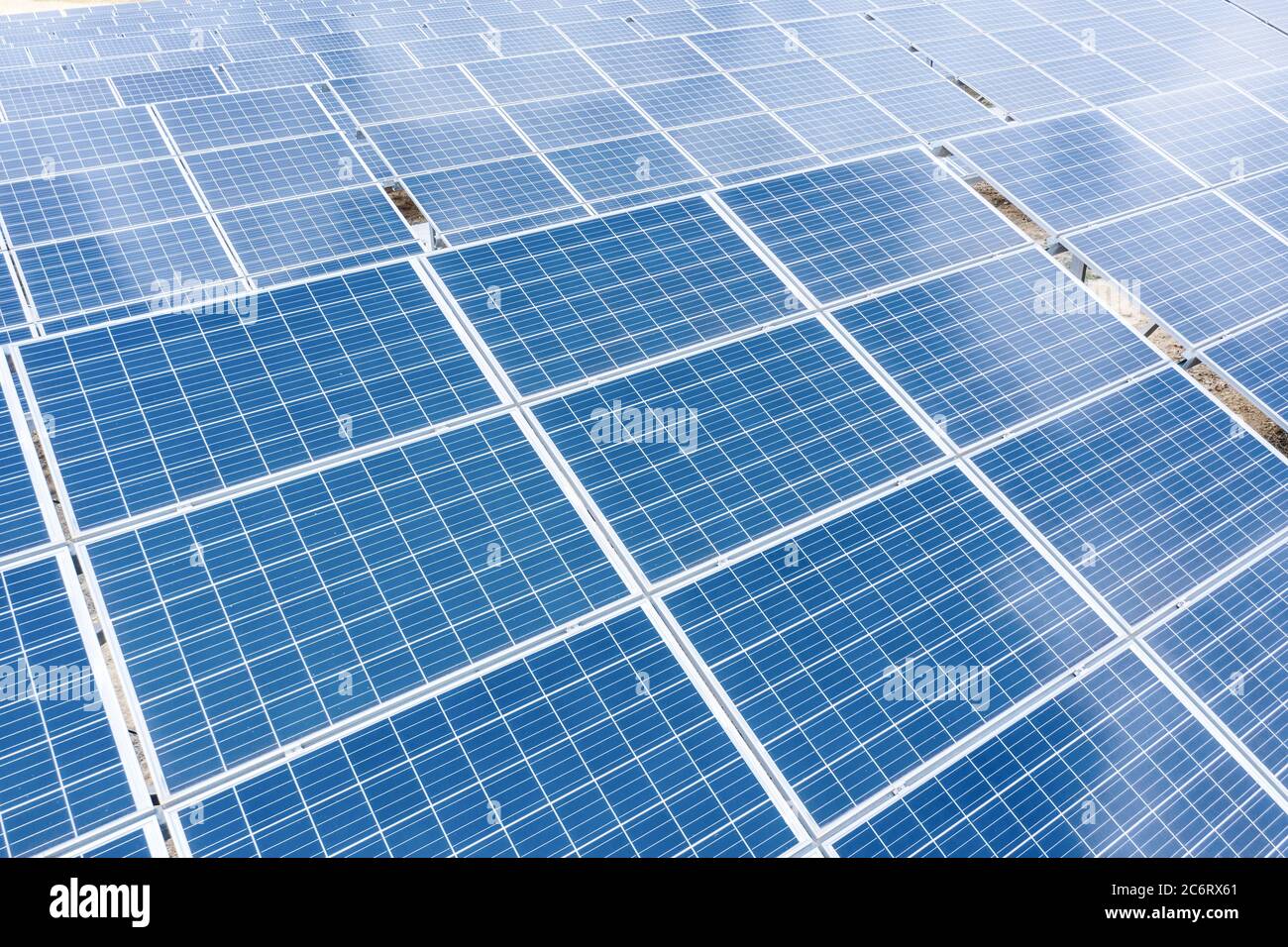 Primo piano della vista dall'alto dei pannelli per l'energia solare. Concetto di energia pulita e rinnovabile per un ecosistema sostenibile. Foto di alta qualità Foto Stock