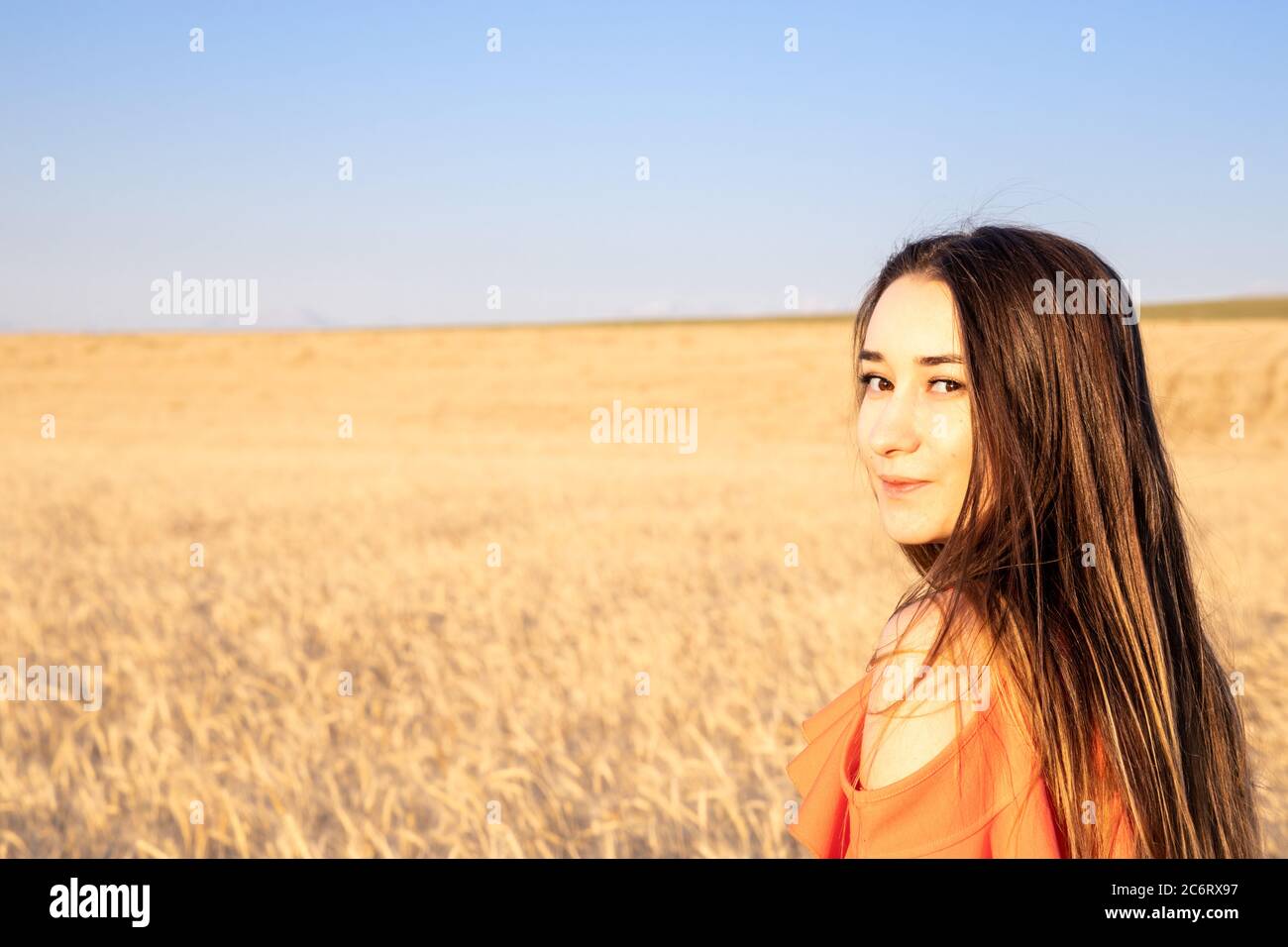 giovani donne brunnete che guardano la macchina fotografica sul campo di grano. Foto Stock