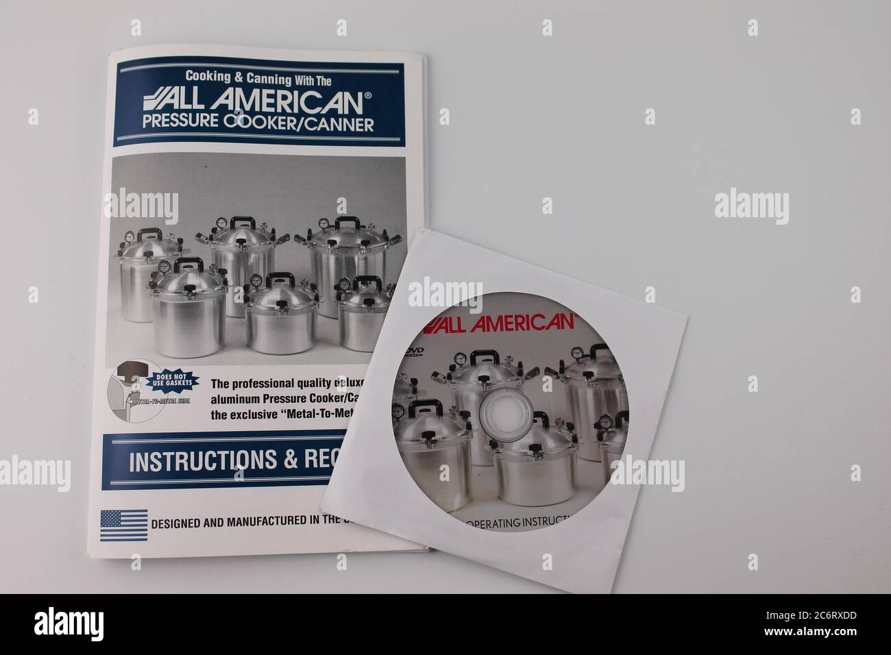 LL istruzioni per la pentola a pressione americana e istruzioni per l'uso su CD. Isolato su sfondo bianco in formato verticale Foto Stock