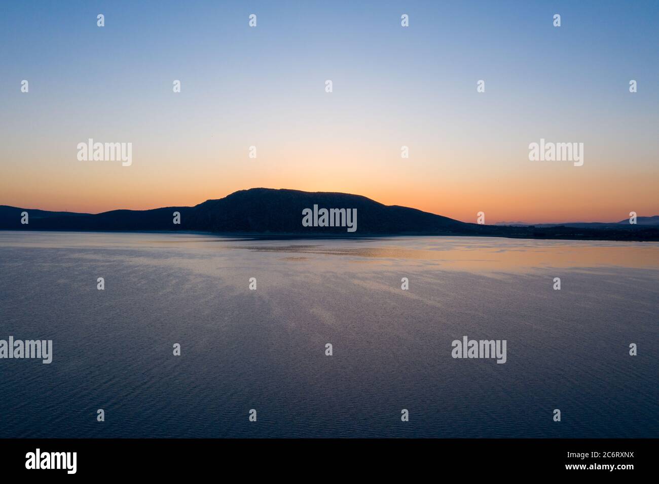 Una vista aerea di un lago Salda con alba e silhouette collina sfondo. Concetto di turismo di viaggio Foto Stock