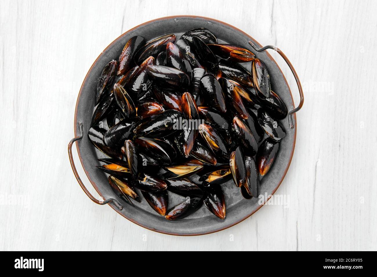 Piatto grande con cozze a guscio intero cotte surgelate Foto Stock