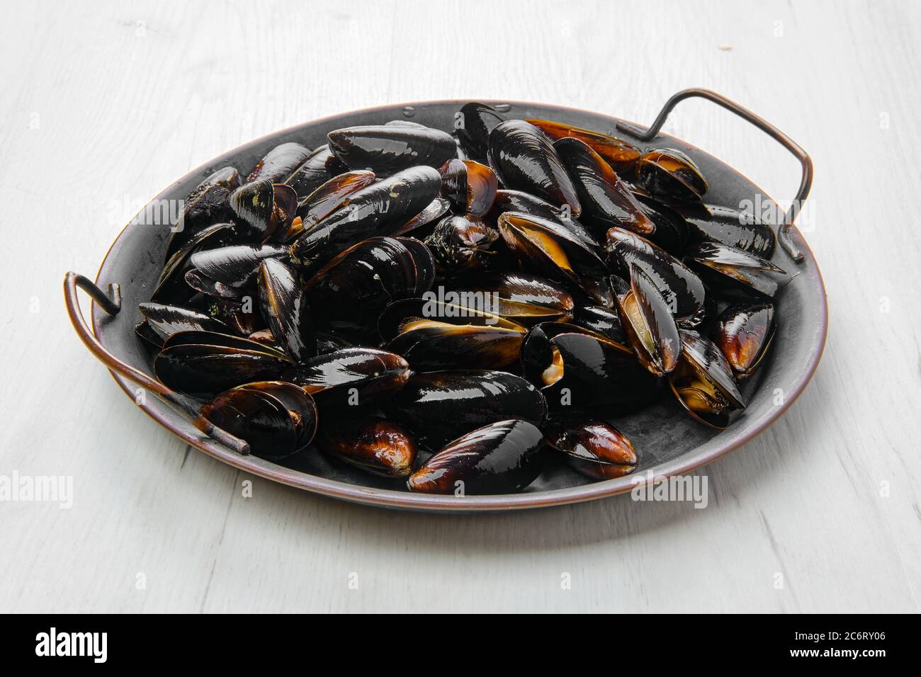 Piatto grande con cozze a guscio intero cotte surgelate Foto Stock