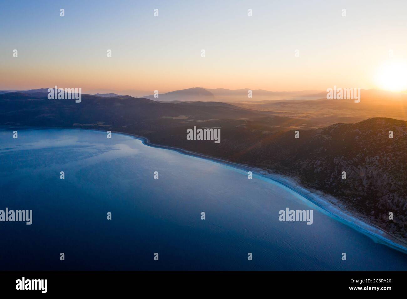 Una vista aerea di un lago con alba e silhouette collina sfondo. Concetto di turismo di viaggio. Foto di alta qualità Foto Stock