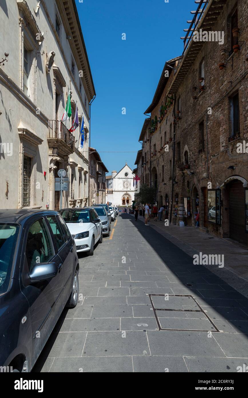 assisi, italia luglio 11 2020 :via san francesco nel centro di assisi Foto Stock