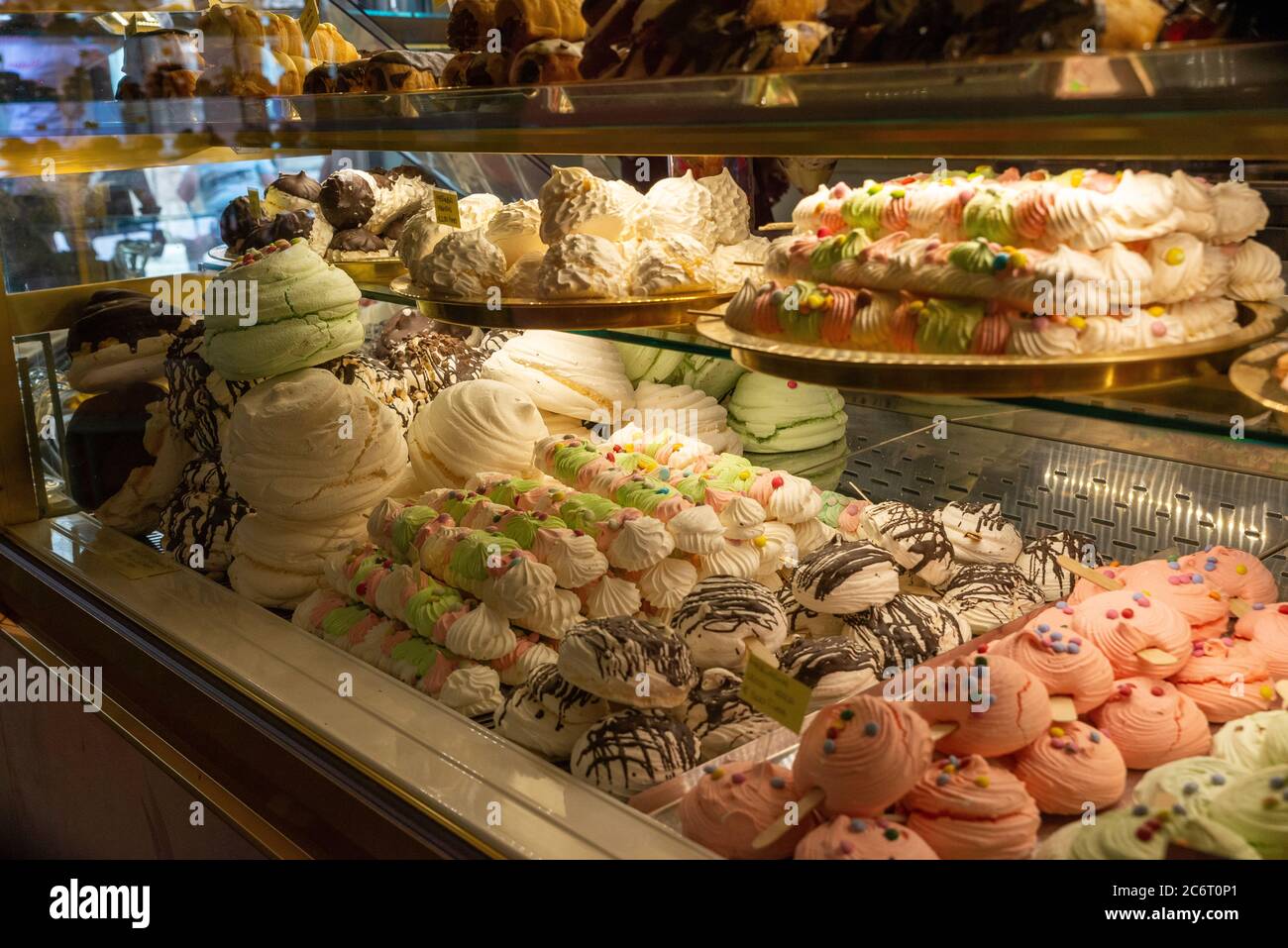 assisi, italia 11 2020 luglio: meravigliosi dessert nella pasticceria Foto Stock