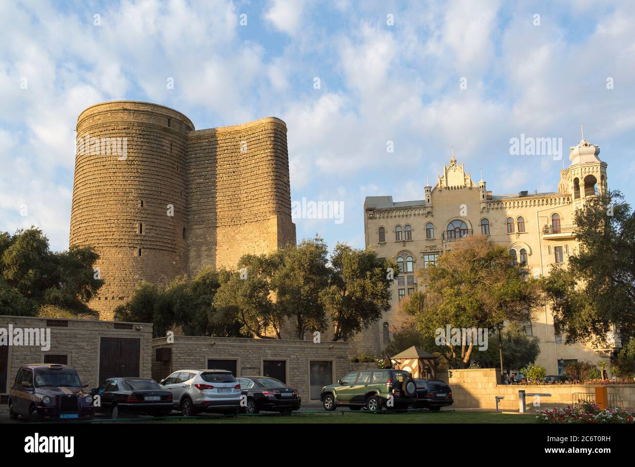 La Torre Maiden si trova a Baku Azerbaigian, ai margini della città fortificata di Baku, un sito patrimonio dell'umanità dell'UNESCO. Foto Stock