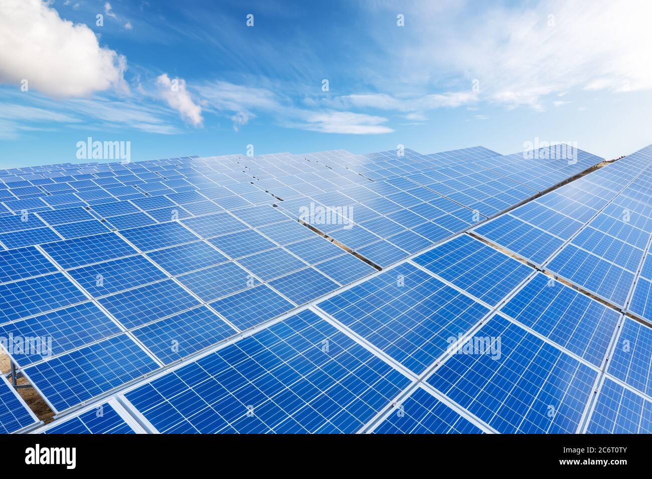 Primo piano vista dall'alto dei pannelli solari con cielo blu con sfondo a tombini. Concetto di energia pulita e rinnovabile per un ecosistema sostenibile Foto Stock