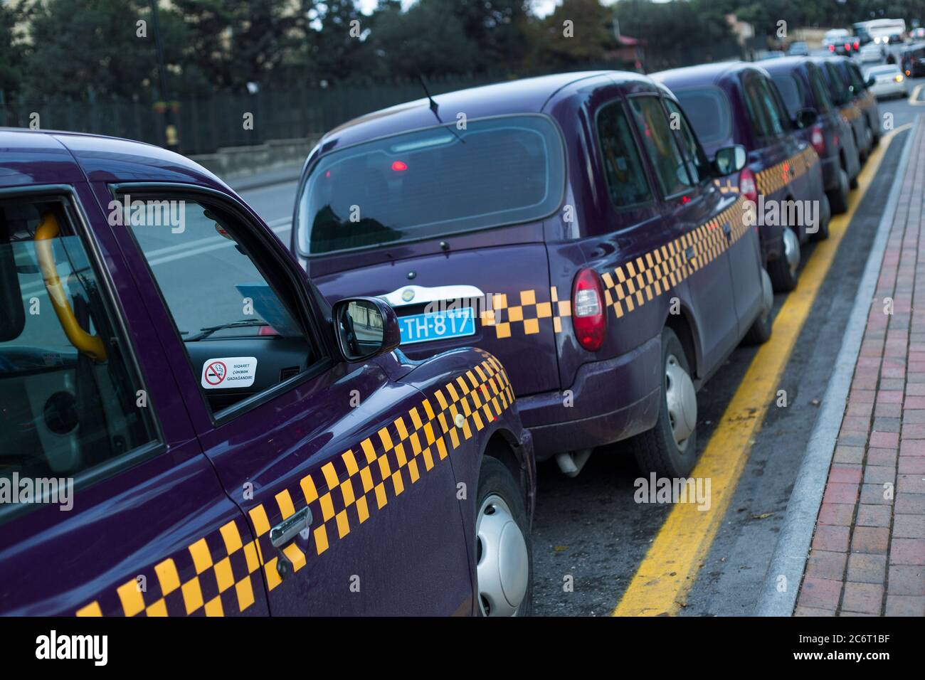 I taxi di Londra in stile britannico sono una caratteristica insolita della capitale ispirata dalla prima ammirazione delle Signore di tutto ciò che è inglese. A Baku Azerbaigian Foto Stock