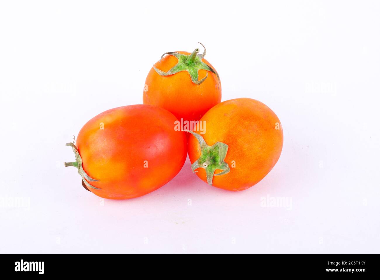 Il pomodoro rosso è un vegetale che è un componente principale nella preparazione della salsa di pomodoro sullo sfondo bianco isolato Foto Stock