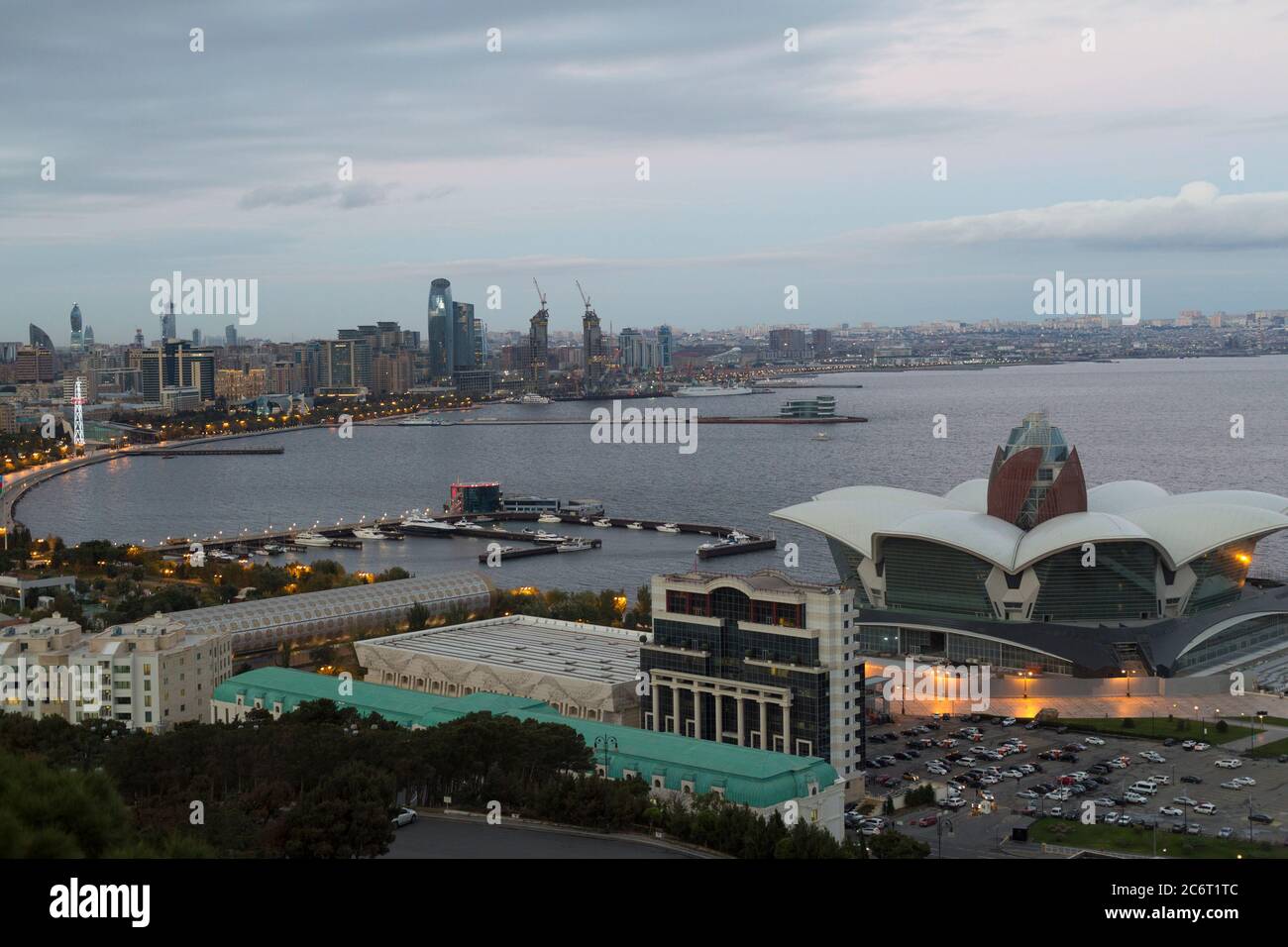Una vista notturna sul lungomare e sulla città vecchia di Baku Azerbaigian Foto Stock