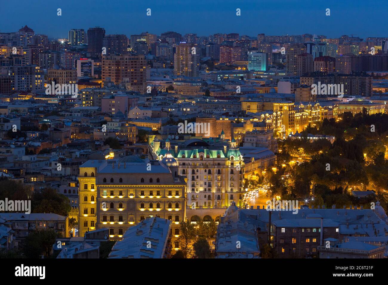 Una vista notturna sul lungomare e sulla città vecchia di Baku Azerbaigian Foto Stock