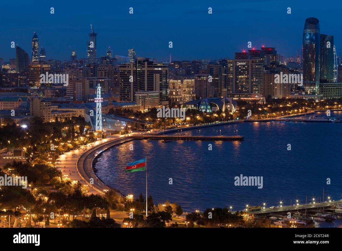 Una vista notturna sul lungomare e sulla città vecchia di Baku Azerbaigian Foto Stock