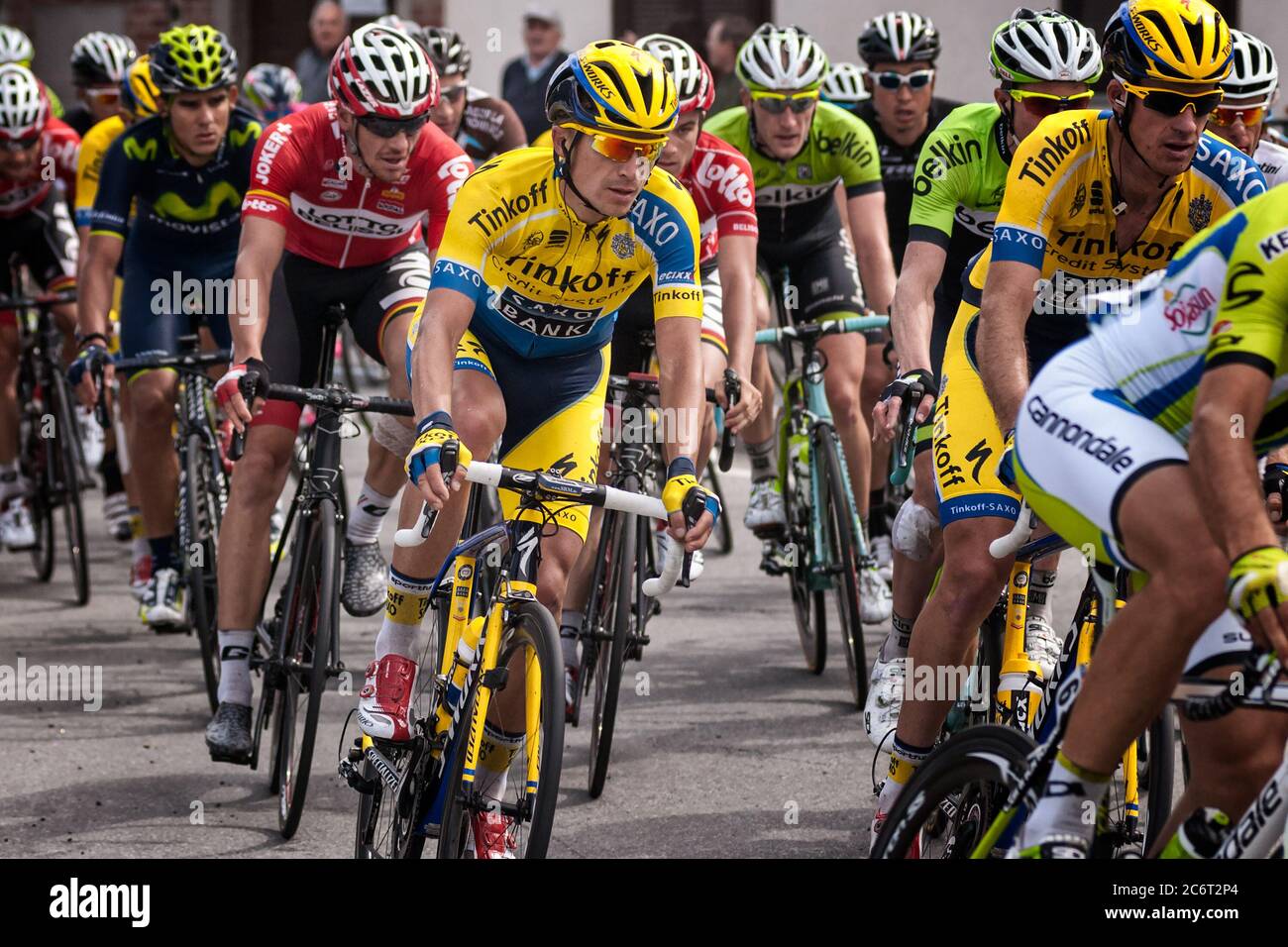 RIVAROLO CANAVESE, ITALIA - MAGGIO 2014: Giro d'Italia, gruppo ciclistico durante la tappa 13 (Fossano-Rivarolo Canavese) Foto Stock