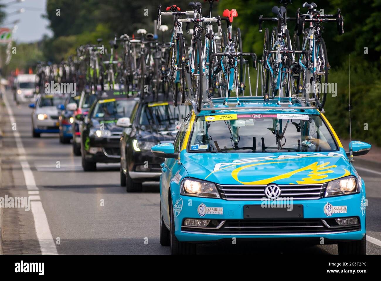 RIVAROLO CANAVESE, ITALIA - MAGGIO 2014: Caravan di auto di supporto tecnico con biciclette di ricambio seguendo i ciclisti giro d'Italia Foto Stock