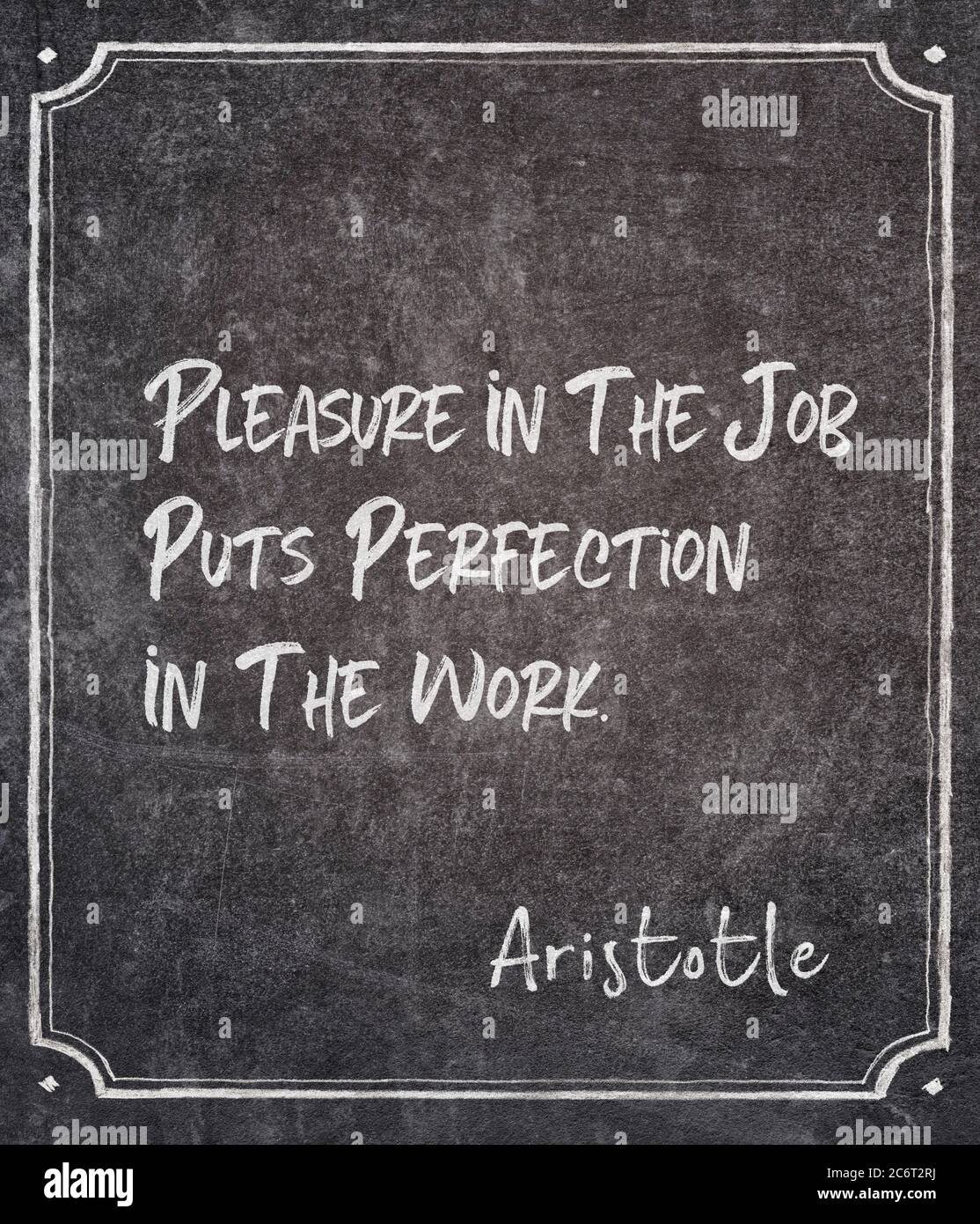 Il piacere nel lavoro mette la perfezione nel lavoro - antico filosofo greco Aristotele citazione scritta su lavagna incorniciata Foto Stock