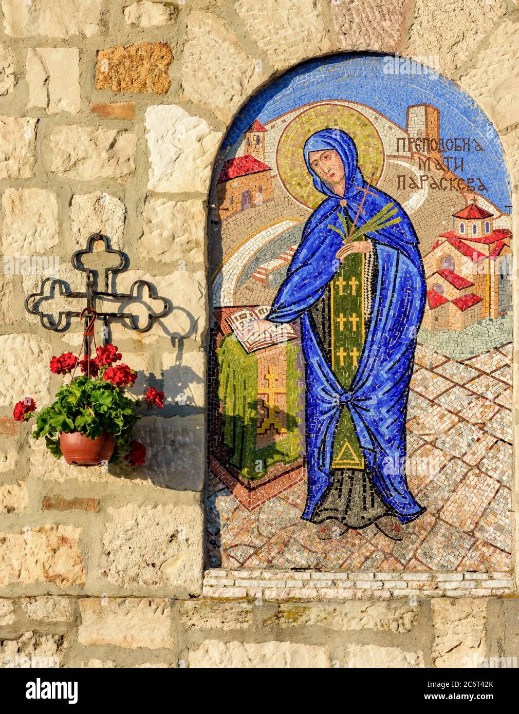 Belgrado / Serbia - 6 giugno 2019: Icona religiosa a mosaico di San Petka Paraskeva (santa cristiana ascetica femminile del 10 ° secolo) presso il CH di San Petka Foto Stock